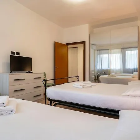 2 Min Metro - Sleeps 7 - 2 Bedroom - 2 Baths Appartement Milaan