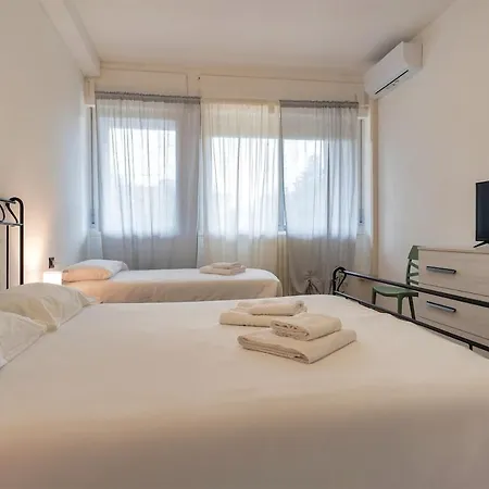 2 Min Metro - Sleeps 7 - 2 Bedroom - 2 Baths Appartement Milaan