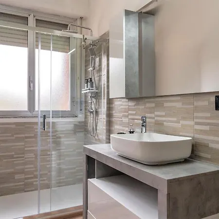 2 Min Metro - Sleeps 7 - 2 Bedroom - 2 Baths * Milão
