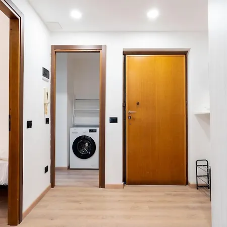 2 Min Metro - Sleeps 7 - 2 Bedroom - 2 Baths Milaan